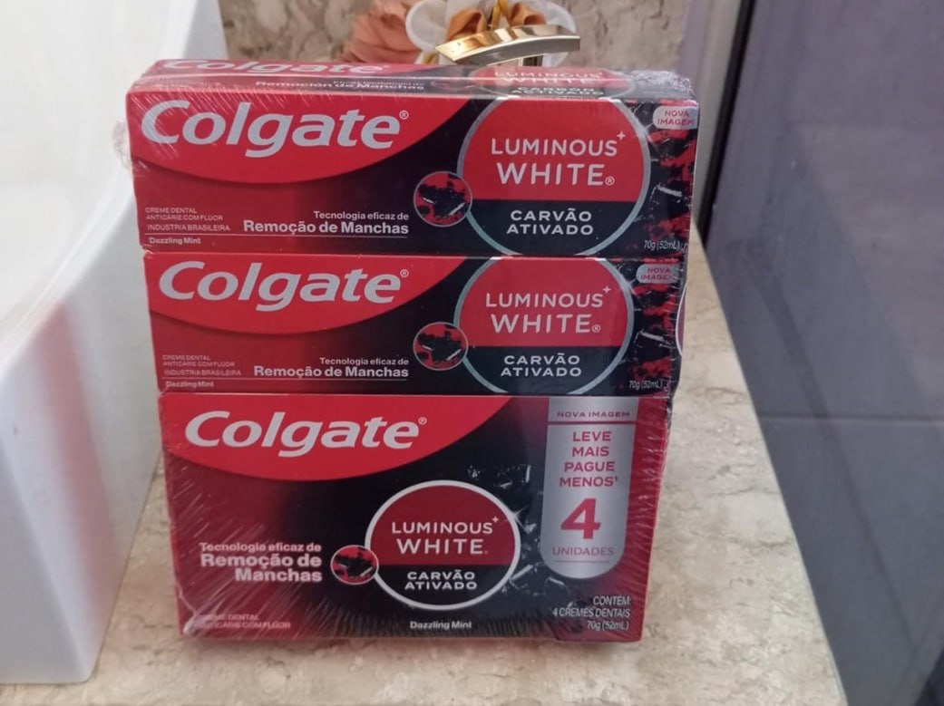 Colgate Creme Dental Clareador Luminous White Carvão 70g 4 un.