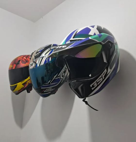 Kit 3 Suporte De Capacete Parede Kingbr Com Gancho Porta Chaves Organizador Acompanha Parafusos E Buchas Para Capacete De Moto Bike Motocross E Skate Cor Preto